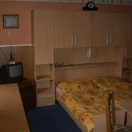 Medvidek 게스트하우스 Loučná pod Klínovcem